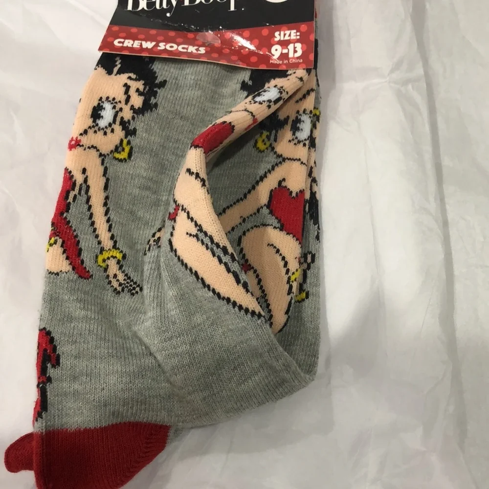 Betty Boop gray & red‎ retro crew socks fits sizes 9-13 new